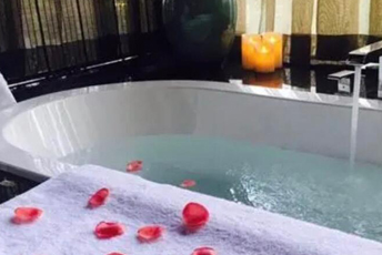 武汉蔡甸水疗池中的失重冥想：当身体学会漂浮